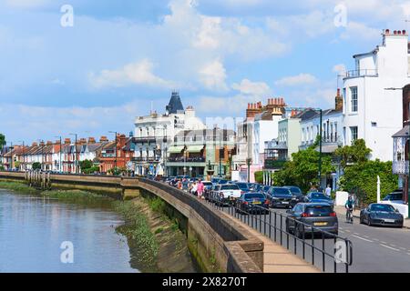 Historische Häuser am Flussufer auf der Terrasse, Barnes, London, Großbritannien Stockfoto