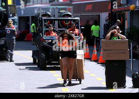 Monaco, Frankreich. Mai 2024. © PHOTOPQR/NICE MATIN/Jean Francois Ottonello ; Monaco ; 22/05/2024 ; Ambiance dans la pitlane avant le Debut du Grand Prix de Monaco - Credit: MAXPPP/Alamy Live News Stockfoto