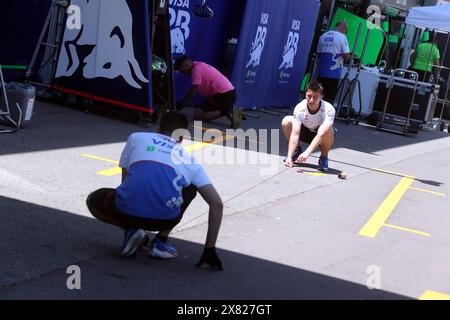 Monaco, Frankreich. Mai 2024. © PHOTOPQR/NICE MATIN/Jean Francois Ottonello ; Monaco ; 22/05/2024 ; Ambiance dans la pitlane avant le Debut du Grand Prix de Monaco - Credit: MAXPPP/Alamy Live News Stockfoto