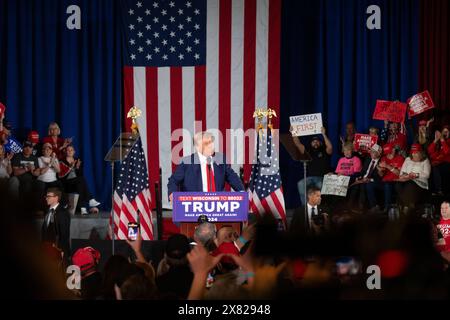 Donald Trump spricht auf der Bühne einer Wahlkampfkundgebung mit einer großen Menschenmenge in Waukesha, Wisconsin am Mittwoch, den 1. Mai 2024. Stockfoto