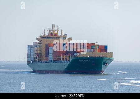 Containerschiff in der Nähe von Cuxhaven, Elbe, Niedersachsen, Deutschland Stockfoto