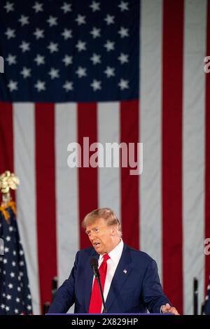 Donald Trump spricht auf der Bühne einer Wahlkampfkundgebung in Waukesha, Wisconsin am Mittwoch, den 1. Mai 2024. Stockfoto