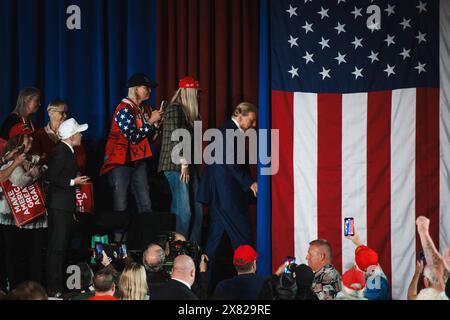 Donald Trump verlässt die Bühne nach einer Wahlkampfrede in Waukesha, Wisconsin, am Mittwoch, den 1. Mai 2024, mit gebeugtem Kopf. Stockfoto
