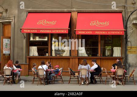 Gäste speisen im Freien in der Mercanti Pizzeria Autentica italienisches Restaurant mit Außentischen in Sofia, Bulgarien, Osteuropa, Balkan, EU Stockfoto