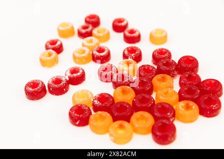 Süße, leckere Marmelade auf weißem Hintergrund. Stockfoto