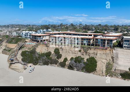Blick aus der Vogelperspektive auf Del Mar Shores, kalifornische Küstenklippen und Haus mit blauem Pazifik. San Diego County, Kalifornien, USA Stockfoto