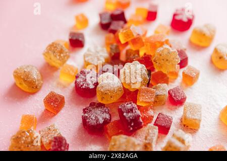 Süße, leckere Marmelade auf rosa Hintergrund. Stockfoto