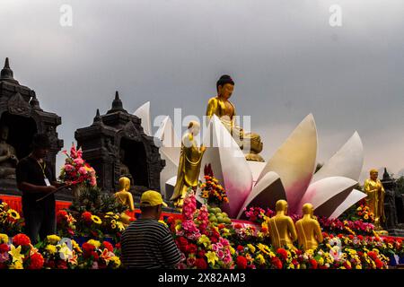 Magelang, Zentral-Java, Indonesien. Mai 2024. Eine Buddha-Statue wird am Borobudur-Tempel vor der Tri Suci Vesak-Feier gesehen. (Kreditbild: © Angga Budhiyanto/ZUMA Press Wire) NUR REDAKTIONELLE VERWENDUNG! Nicht für kommerzielle ZWECKE! Stockfoto