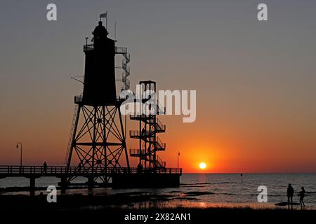 Sonnenuntergang, Leuchtturm von Obereversand, Silhouetten, Menschen, Nordsee, Dorum-Neufeld, Wurster Land, Niedersachsen, Deutschland Stockfoto