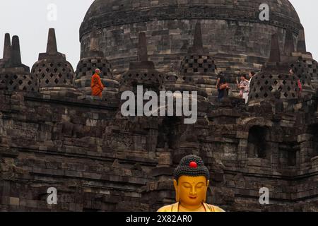 Magelang, Zentral-Java, Indonesien. Mai 2024. Eine Buddha-Statue wird am Borobudur-Tempel vor der Tri Suci Vesak-Feier gesehen. (Kreditbild: © Angga Budhiyanto/ZUMA Press Wire) NUR REDAKTIONELLE VERWENDUNG! Nicht für kommerzielle ZWECKE! Stockfoto