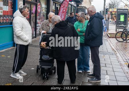 Porträt eines Geschäftsmannes, der in der Nähe seines Büros sitzt, 16. dezember 2023, Southampton, Großbritannien Stockfoto