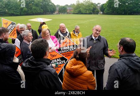 Der Führer der Liberaldemokraten Sir Ed Davey erkennt die Anhänger der Partei an, als er ankommt, um mit den Medien auf dem London Recreation Ground in Camberley, Surrey, zu sprechen, nachdem für den 4. Juli eine Parlamentswahl ausgerufen worden war. Bilddatum: Mittwoch, 22. Mai 2024. Stockfoto