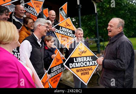 Der Führer der Liberaldemokraten Sir Ed Davey erkennt die Anhänger der Partei an, als er ankommt, um mit den Medien auf dem London Recreation Ground in Camberley, Surrey, zu sprechen, nachdem für den 4. Juli eine Parlamentswahl ausgerufen worden war. Bilddatum: Mittwoch, 22. Mai 2024. Stockfoto