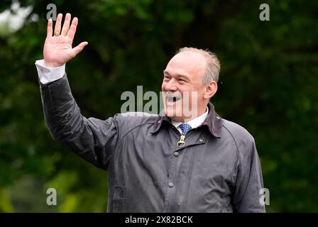 Der Führer der Liberaldemokraten Sir Ed Davey erkennt die Anhänger der Partei an, als er ankommt, um mit den Medien auf dem London Recreation Ground in Camberley, Surrey, zu sprechen, nachdem für den 4. Juli eine Parlamentswahl ausgerufen worden war. Bilddatum: Mittwoch, 22. Mai 2024. Stockfoto