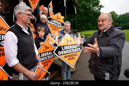 Der Führer der Liberaldemokraten Sir Ed Davey erkennt die Anhänger der Partei an, als er ankommt, um mit den Medien auf dem London Recreation Ground in Camberley, Surrey, zu sprechen, nachdem für den 4. Juli eine Parlamentswahl ausgerufen worden war. Bilddatum: Mittwoch, 22. Mai 2024. Stockfoto