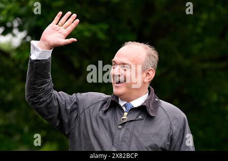 Der Führer der Liberaldemokraten Sir Ed Davey erkennt die Anhänger der Partei an, als er ankommt, um mit den Medien auf dem London Recreation Ground in Camberley, Surrey, zu sprechen, nachdem für den 4. Juli eine Parlamentswahl ausgerufen worden war. Bilddatum: Mittwoch, 22. Mai 2024. Stockfoto