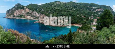 Panorama des Agios Petros Strandes in Paleokastritsa, Korfu. Stockfoto