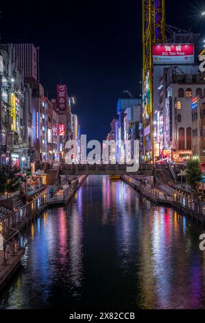 Der beleuchtete Dotonbori River bei Nacht im Herzen von Osakas Unterhaltungsviertel, Japan. Stockfoto