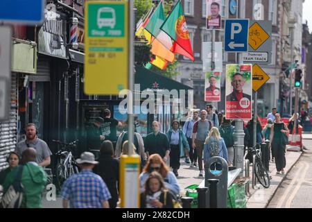 Dublin, Irland. Mai 2024. Passanten gehen auf einem Bürgersteig im Stadtzentrum vorbei. Auch hier bewerben sich die Kandidaten für die Europawahlen um Abstimmungen. Quelle: Jan Woitas/dpa/Alamy Live News Stockfoto