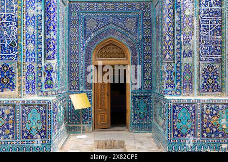 Samarkand, Usbekistan - der Komplex des Mausoleums von Shahi Zinda - Übersetzung: Im Namen des Allmächtigen, der erschafft Stockfoto