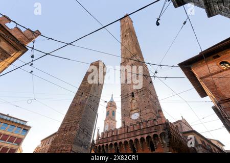 Zwei Türme (Le Due Torri Garisenda e degli Asinelli) als Symbole des mittelalterlichen Bologna, Emilia-Romagna, Italien Stockfoto