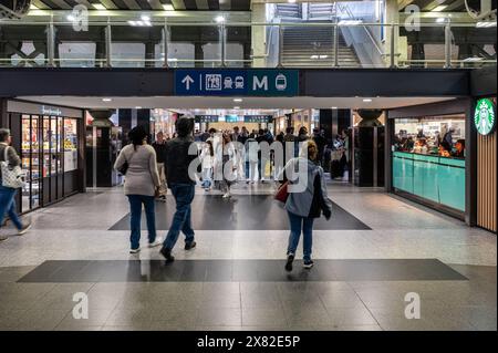 Anderlecht, Hauptquartier Brüssel, Belgien - 18. Mai 2024 - Ankunfts- und Abflugterminals des Brüsseler Südbahnhofs Stockfoto