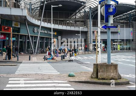 Anderlecht, Hauptquartier Brüssel, Belgien - 18. Mai 2024 - Platz Victor Horta und Eingang zum Bahnhof Brüssel Süd Stockfoto