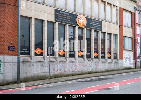 Anderlecht, Hauptstadtregion Brüssel, Belgien - 18. Mai 2024 - Konkurs an der Fassade des Textilgeschäfts Stockfoto