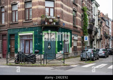 Anderlecht, Hauptquartier Brüssel, Belgien - 18. Mai 2024 - farbenfrohes Eckhaus an der Emile Carpentier Avenue Stockfoto