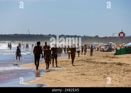 Die Menschen haben am Strand von Monte Gordo, der östlichen Algarve, der Algarve, Portugal, Europa Silhouetten gezogen Stockfoto