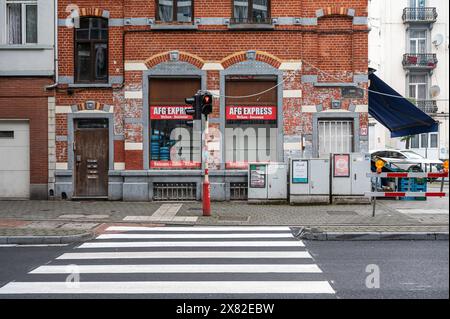 Anderlecht, Hauptquartier Brüssel, Belgien - 18. Mai 2024 - Ziegelsteinfassade eines Nachtgeschäfts mit 24-Stunden-Geschäft AFG Express in der Rue Bara Street Stockfoto