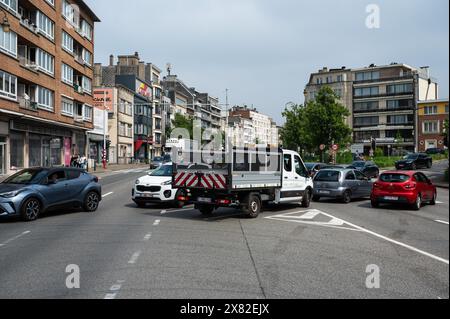 Ganshoren, Region Brüssel-Hauptstadt, Belgien, 18. Mai 2024 - Stau am Boulevard Charles Quint, einer belebten Straße und Kreuzung Stockfoto