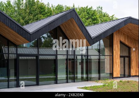 Ganshoren, Region Brüssel-Hauptstadt, Belgien, 18. Mai 2024 - neue Fertigglas- und Holzschuppen für Rezration und Sporteinrichtungen Stockfoto