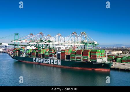 Los Angeles, Kalifornien, USA - 12. Januar 2024: Containerschiff Ever Fair, das von der Evergeen Group betrieben wird Stockfoto