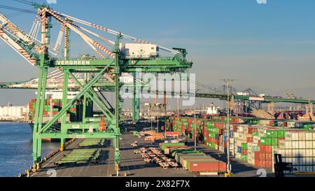 Los Angeles, Kalifornien, USA - 12. Januar 2024: Weitwinkelansicht der Containerkräne im Hafen von Los Angeles. Stockfoto