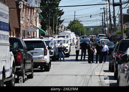 Chester, Usa. Mai 2024. Am Mittwoch treffen sich mehrere Polizisten am Tatort zusammen, wo zwei Menschen tot sind und drei Menschen verletzt werden, bei einer Arbeitsplatzschießerei in Delaware County Linen, 2600 Block der W. 4th Street in Chester. Der Verdächtige, der an der Massenerschießung beteiligt war, wurde von der Polizei festgenommen. Quelle: SOPA Images Limited/Alamy Live News Stockfoto