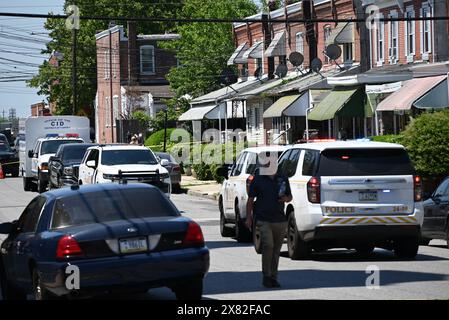 Chester, Usa. Mai 2024. Am Mittwoch treffen sich mehrere Polizisten am Tatort zusammen, wo zwei Menschen tot sind und drei Menschen verletzt werden, bei einer Arbeitsplatzschießerei in Delaware County Linen, 2600 Block der W. 4th Street in Chester. Der Verdächtige, der an der Massenerschießung beteiligt war, wurde von der Polizei festgenommen. Quelle: SOPA Images Limited/Alamy Live News Stockfoto