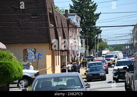 Chester, Usa. Mai 2024. Am Mittwoch treffen sich mehrere Polizisten am Tatort zusammen, wo zwei Menschen tot sind und drei Menschen verletzt werden, bei einer Arbeitsplatzschießerei in Delaware County Linen, 2600 Block der W. 4th Street in Chester. Der Verdächtige, der an der Massenerschießung beteiligt war, wurde von der Polizei festgenommen. Quelle: SOPA Images Limited/Alamy Live News Stockfoto