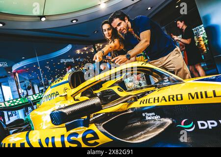 © SPORTPIXPRESS/MAXPPP, Monaco. Mai 2024. MAGAZINPRÄSENTATION MCLAREN SENNA VON OKX - MCLAREN GP MONACO McLaren Store Hommage an Ayrton Senna geschrieben im Cockpit der Formel 1 McLaren Senna Credit: MAXPPP/Alamy Live News Stockfoto