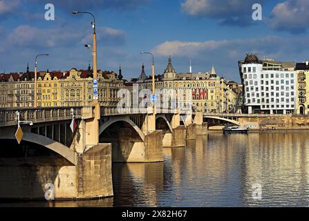 Sonnenuntergang über der Moldau in Prag Stockfoto