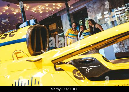 © SPORTPIXPRESS/MAXPPP, Monaco. Mai 2024. MAGAZIN PRÄSENTATION MCLAREN SENNA VON OKX - MCLAREN GP MONACO McLaren Store Bruno Senna posiert vor der Formel 1 McLaren Senna Credit: MAXPPP/Alamy Live News Stockfoto