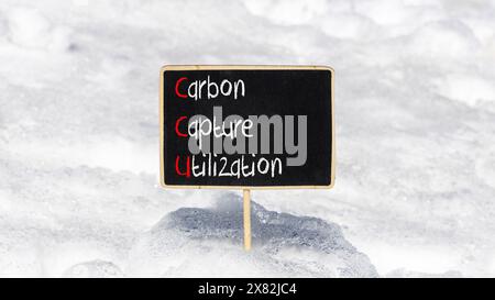 CCU Carbon Capture Symbol Konzept Wörter CCU Carbon Capture Nutzung auf schöner Tafel schöner Schnee Hintergrund Business ökologisch Stockfoto