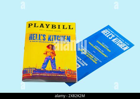 Nahaufnahme des Bookets und der Werbematerialien für das Musical „Hell's Kitchen“ isoliert vor blauem Hintergrund. New York. USA. Stockfoto