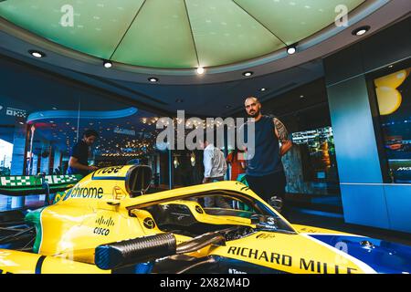 © SPORTPIXPRESS/MAXPPP, Monaco. Mai 2024. MAGAZINPRÄSENTATION MCLAREN SENNA VON OKX - MCLAREN GP MONACO McLaren Store Hommage an Ayrton Senna geschrieben im Cockpit der Formel 1 McLaren Senna Credit: MAXPPP/Alamy Live News Stockfoto