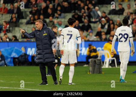 Melbourne, Australien. Mai 2024. Tottenham Hotspur FC Head Coach Ange Postecoglou (L) spricht seine Spieler auf dem Spielfeld an, nachdem Heung-min Son (C) und Pape Matar Sarr vom Tottenham Hotspur FC während des Ausstellungsspiels zwischen Tottenham Hotspur FC und Newcastle United FC auf dem Melbourne Cricket Ground abgelöst wurden. Newcastle gewann das Spiel im Elfmeterschießen mit 5:4. Quelle: SOPA Images Limited/Alamy Live News Stockfoto