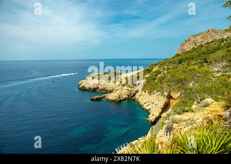 Kleine aber schöne Wanderung auf dem Küstenweg Pass D'en Grau in der Küstenstadt Sant Elm im Süden der Baleareninsel Mallorca - Spanien Stockfoto