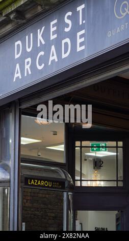 Cardiff, Wales, 29. Oktober 2023: Eintritt in Duke St. Arcade in Cardiff. Eine von sechs viktorianischen und edwardianischen Einkaufspassagen in der Hauptstadt von Wales Stockfoto