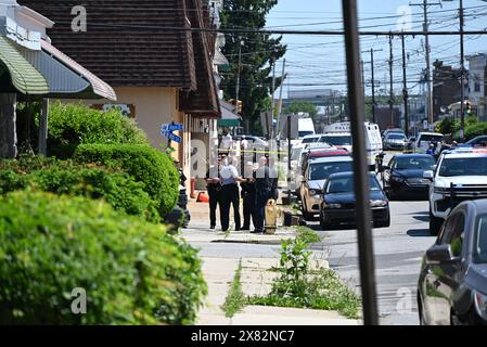 Chester, Usa. Mai 2024. Am Mittwoch treffen sich mehrere Polizisten am Tatort zusammen, wo zwei Menschen tot sind und drei Menschen verletzt werden, bei einer Arbeitsplatzschießerei in Delaware County Linen, 2600 Block der W. 4th Street in Chester. Der Verdächtige, der an der Massenerschießung beteiligt war, wurde von der Polizei festgenommen. (Foto: Kyle Mazza/SOPA Images/SIPA USA) Credit: SIPA USA/Alamy Live News Stockfoto