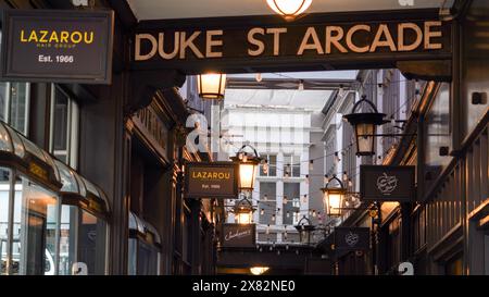 Cardiff, Wales, 29. Oktober 2023: Eintritt in Duke St. Arcade in Cardiff. Eine von sechs viktorianischen und edwardianischen Einkaufspassagen in der Hauptstadt von Wales Stockfoto