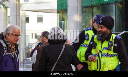 Cardiff, Wales, 29. Oktober 2023: Ältere Besucher von Cardiff bitten die örtliche Polizei um Hilfe im Stadtzentrum von Cardiff. Die Polizisten helfen ihnen Stockfoto